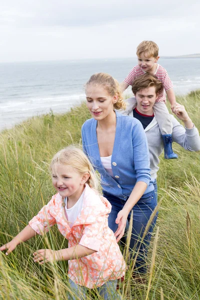 Familia joven feliz — Foto de Stock