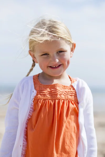 Kislány a parton. — Stock Fotó