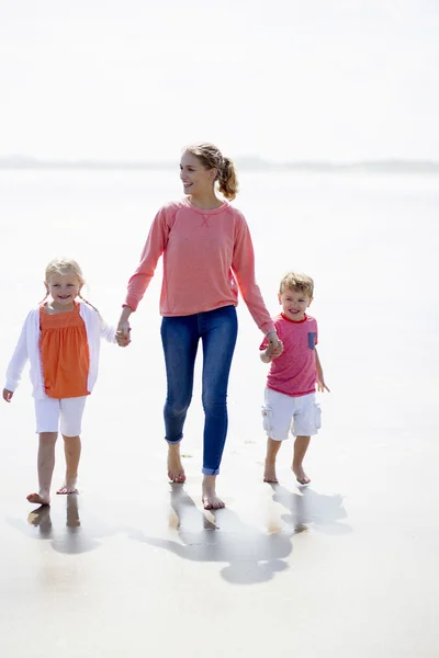 Pequeña familia feliz — Foto de Stock