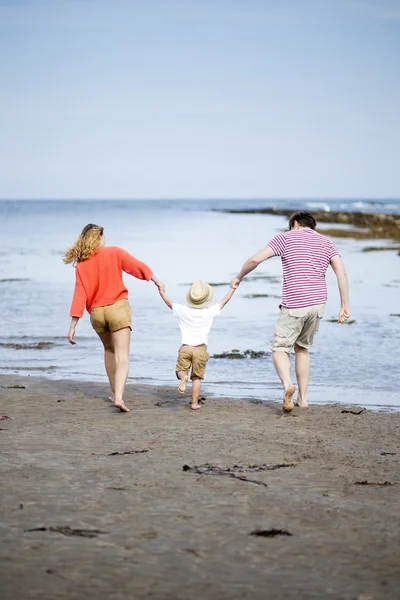 Glückliche kleine Familie — Stockfoto