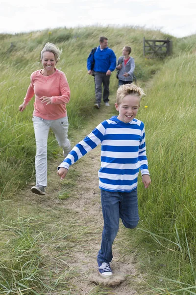 Running to the beach — Stock Photo, Image