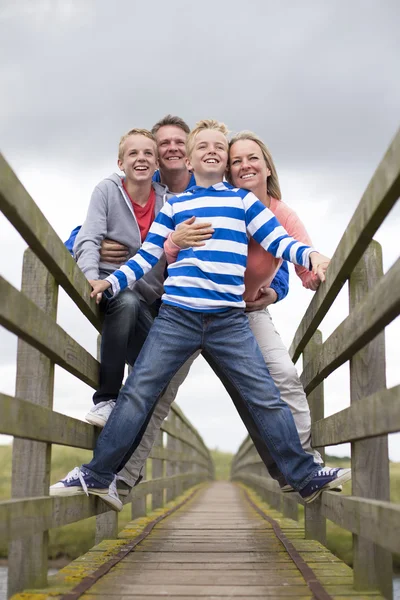 Portret de familie în aer liber — Fotografie, imagine de stoc