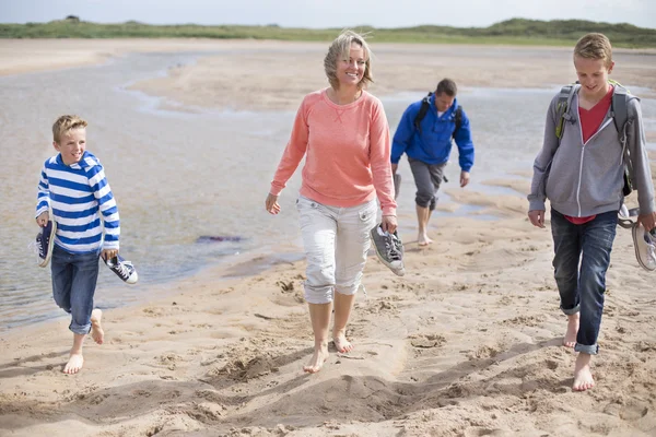 Sortie en famille à la plage — Photo