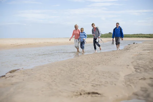 Planschen am Strand — Stockfoto