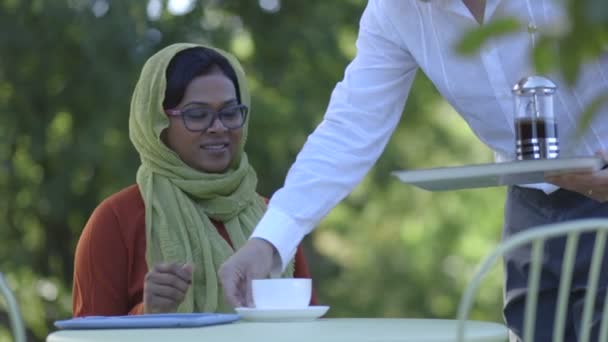 Tomar un café al aire libre — Vídeos de Stock