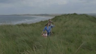 Kum tepelerindeki aile