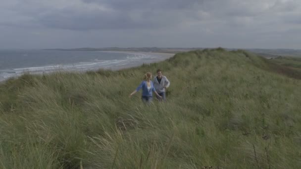 Couple in the dunes — Stock Video