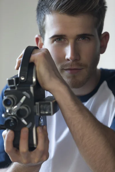 Retrato de un hombre con una videocámara — Foto de Stock