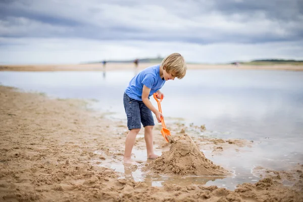 Malý chlapec písku hrad — Stock fotografie