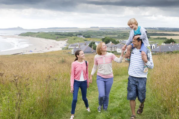 Familie am Strand — Stockfoto