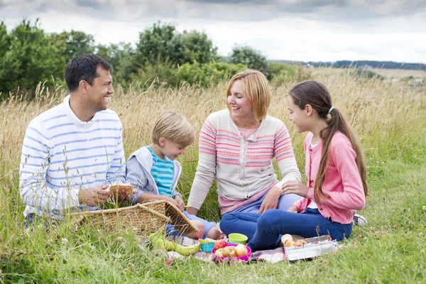 Picnic familiar en la playa — Foto de Stock