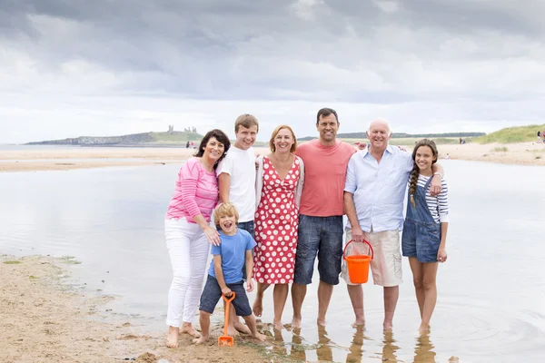 Family at the beach — Stock Photo, Image