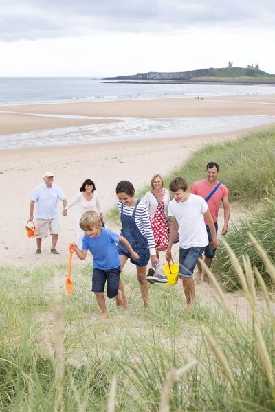 Familia en la playa — Foto de Stock