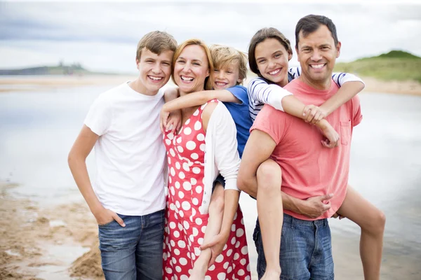 समुद्र तट पर परिवार की तस्वीर — स्टॉक फ़ोटो, इमेज