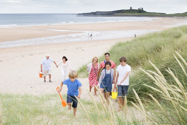 Family leaving the beach — Stock Photo, Image