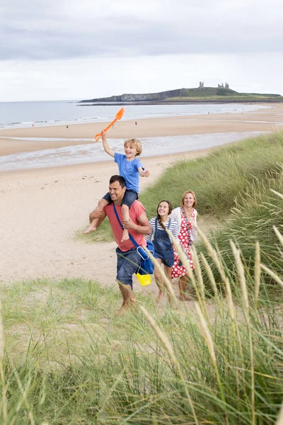 Rodziny, pozostawiając na plaży — Zdjęcie stockowe