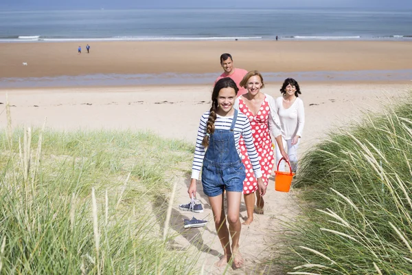 Family walking up sand dunes — Stock Photo, Image