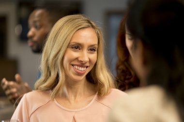 arkadaşlar bir barda