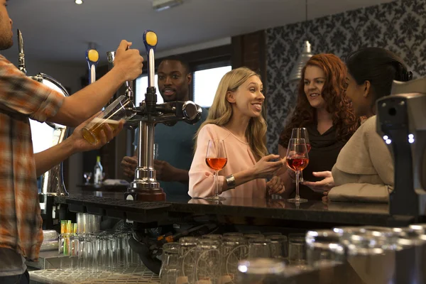 Amici in un bar — Foto Stock