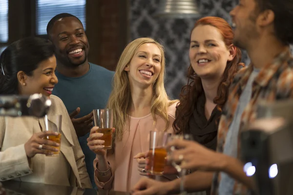 Amici in un bar — Foto Stock