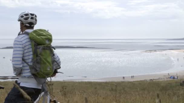 Apa és lánya keresi a strandon — Stock videók