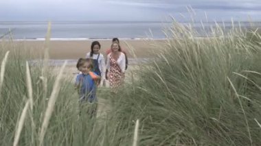 Plaj bırakarak aile