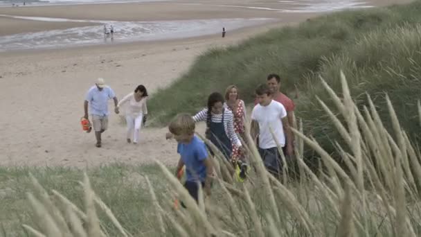 Семья покидает пляж — стоковое видео