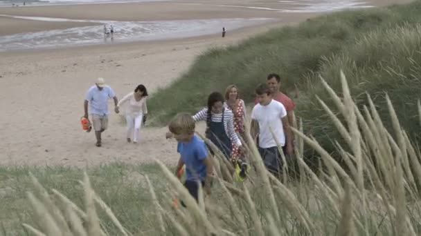 Familie verlaten van het strand — Stockvideo