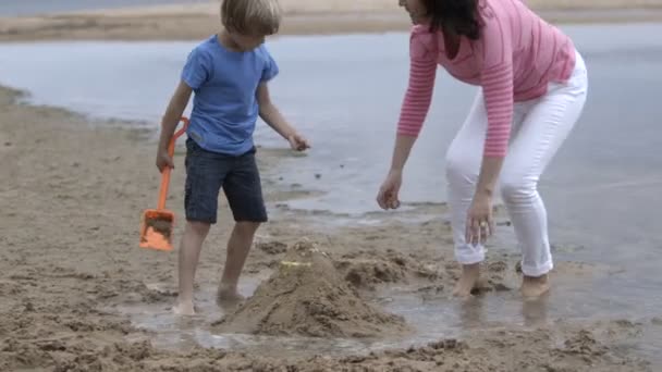 Γιαγιά και εγγονός στην παραλία — Αρχείο Βίντεο