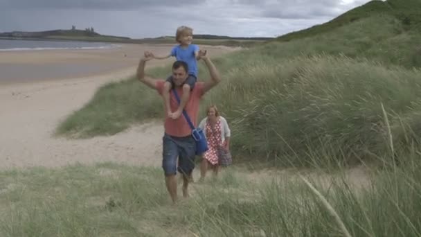 Familia saliendo de la playa — Vídeos de Stock