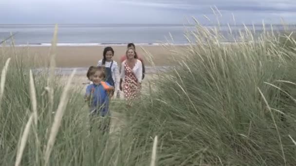 Familia saliendo de la playa — Vídeo de stock