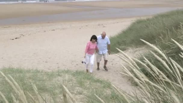 Casal mais velho deixando a praia — Vídeo de Stock