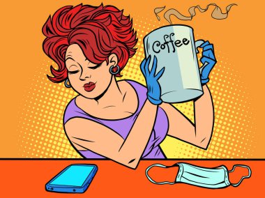 Bir kafede karantinada olan kadın, tıbbi maske ve eldiven.