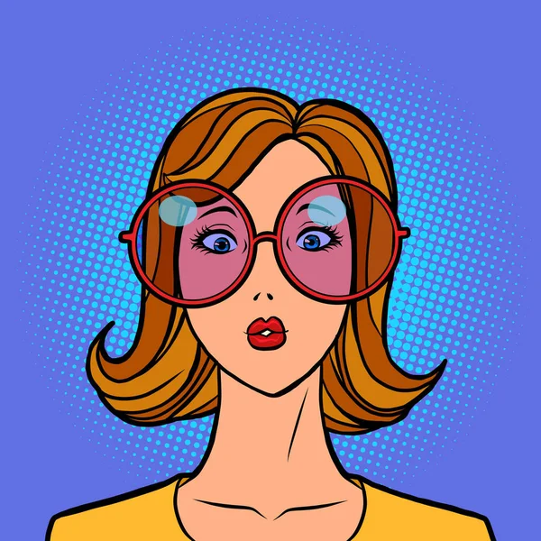 Mujer joven en gafas de sol con estilo — Vector de stock