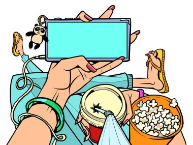 Evde patlamış mısırlı bir adam çevrimiçi sinema izliyor. Ev yapımı çevrimiçi sinema, çevrimiçi televizyon yayınlayan video servisi.