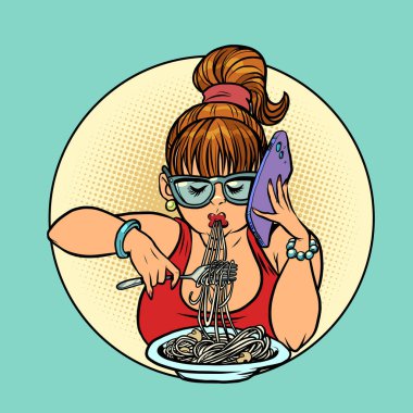 Bir kadın spagetti yer ve telefonda, akşam yemeğinde ya da bir İtalyan restoranında konuşur.