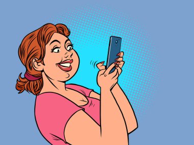 Akıllı telefonlu mutlu bir kadın, mesajlar okuyor. Çevrimiçi aygıt