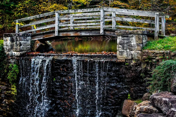 Ponte Sulla Cascata Alla Fine Dell Anno — Foto Stock