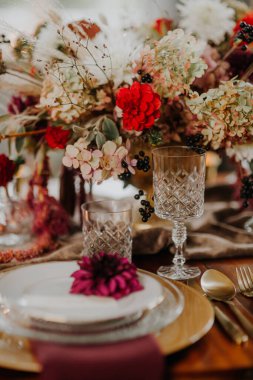 Lüks Akşam Yemeği için Zarif Süslü Masa