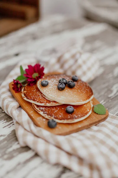 Panquecas frescas no prato. Feche a Delicious Dessert. Panquecas e Bluberry por cima. — Fotografia de Stock