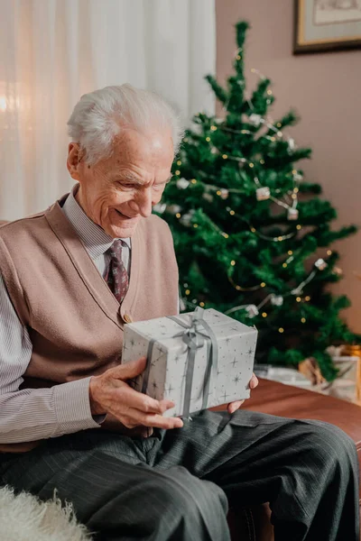 Homem Sênior Segurando Presente de Natal em Mãos no Natal — Fotografia de Stock