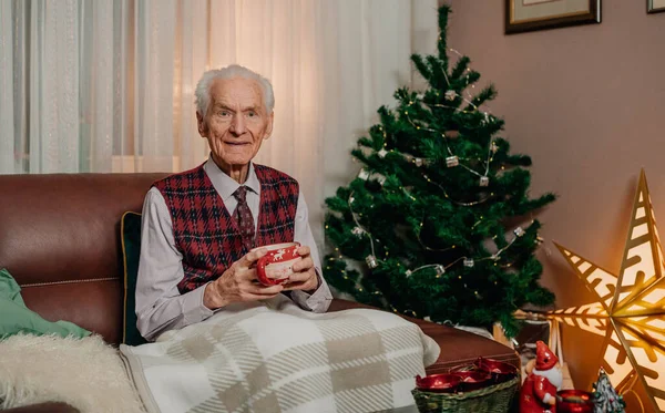 Huzurevinde oturan emekli bir adamın portresi.