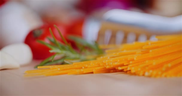 Friss élelmiszer Hozzávalók a fából készült asztalon a konyhában — Stock videók