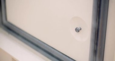 Laboratuvardaki soğuk hava deposunun kapısını açan bilim adamının yakın çekimi.