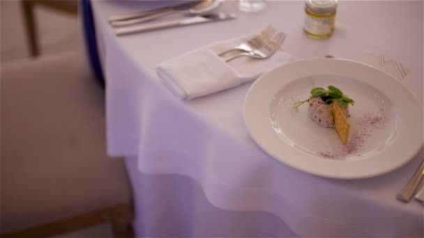 Mesa decorada para um jantar de casamento de luxo — Vídeo de Stock