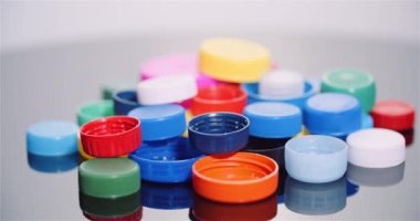 Birkaç Plastik Şişe Kapağı - Plastik İşleme Geri Dönüşüm Endüstrisi