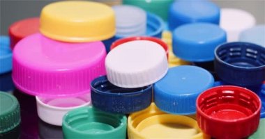 Birkaç Plastik Şişe Kapağı - Plastik İşleme Geri Dönüşüm Endüstrisi