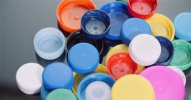 Birkaç Plastik Şişe Kapağı - Plastik İşleme Geri Dönüşüm Endüstrisi