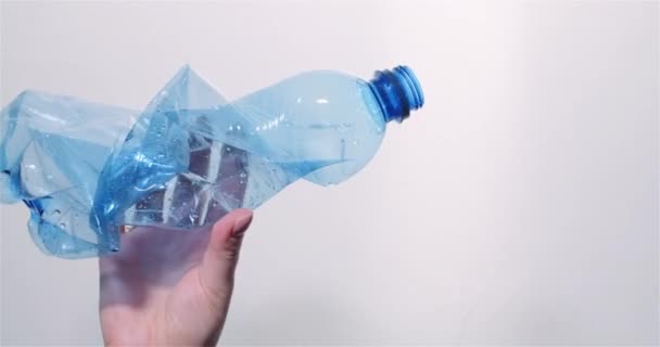 Plastic Recycling - Vrouw die plastic flessenafval in de hand houdt — Stockvideo