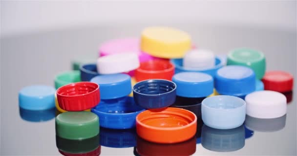 Kilka plastikowych nakrętek do butelek - Przemysł recyklingu tworzyw sztucznych — Wideo stockowe